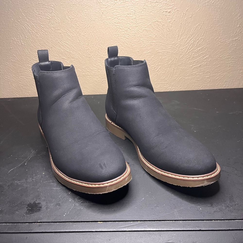 CHELSEA BOOTS